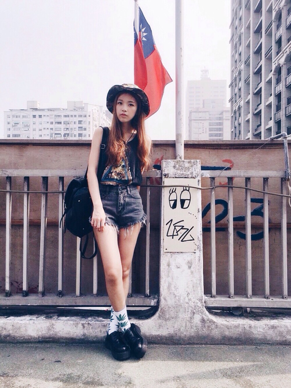 「street、Taiwan、TAIPEI、streetstyle」｜「PULL&BEARのアイテム（キャミソール、ブラック系）」を使った、carolさん（レディース・163cm）の秋コーディネートの1枚目の写真