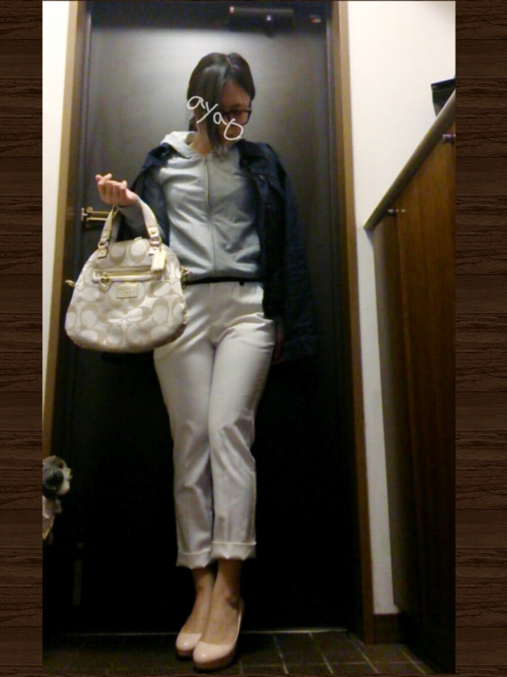 ブルー系のデニムジャケット、グレー系のパーカー、ホワイト系のその他パンツを着用したレディースの春コーディネートの1枚目の写真