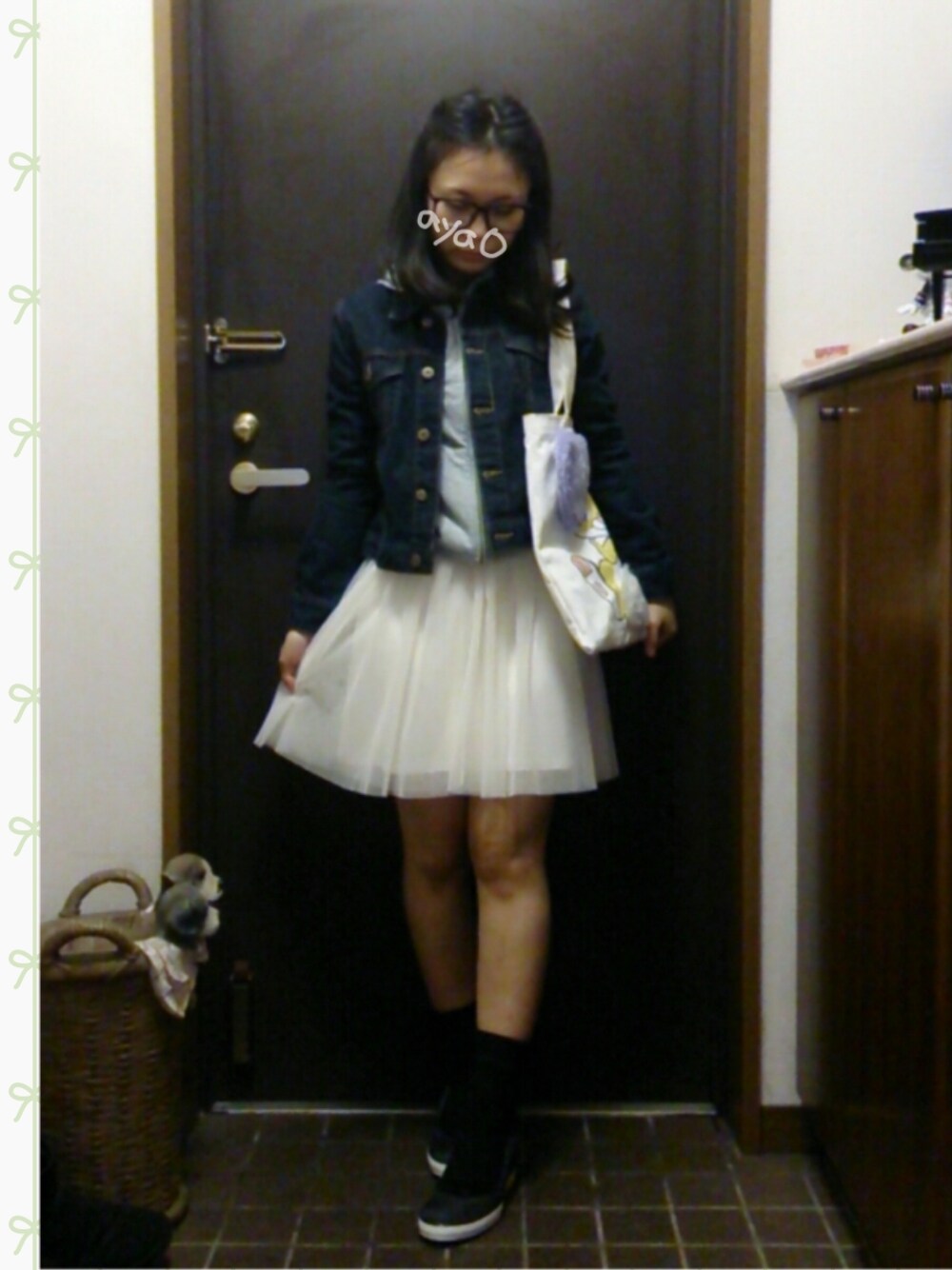 ホワイト系のトートバッグ、ブルー系のデニムジャケット、グレー系のパーカーを着用したレディースの春コーディネートの1枚目の写真