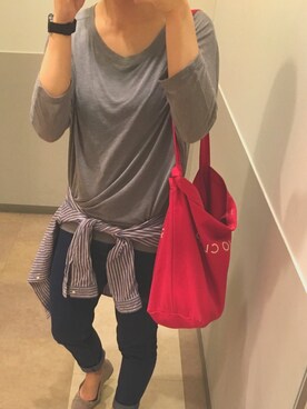 「GU（ジーユー）のアイテム（Tシャツ/カットソー、グレー系）」を使った、yuuuさん（レディース・161cm）の春コーディネート