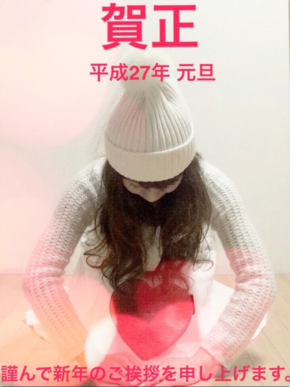 レッド系のクラッチバッグ、ブラック系のバッグ、ホワイト系のその他を着用したレディースの冬コーディネートの1枚目の写真