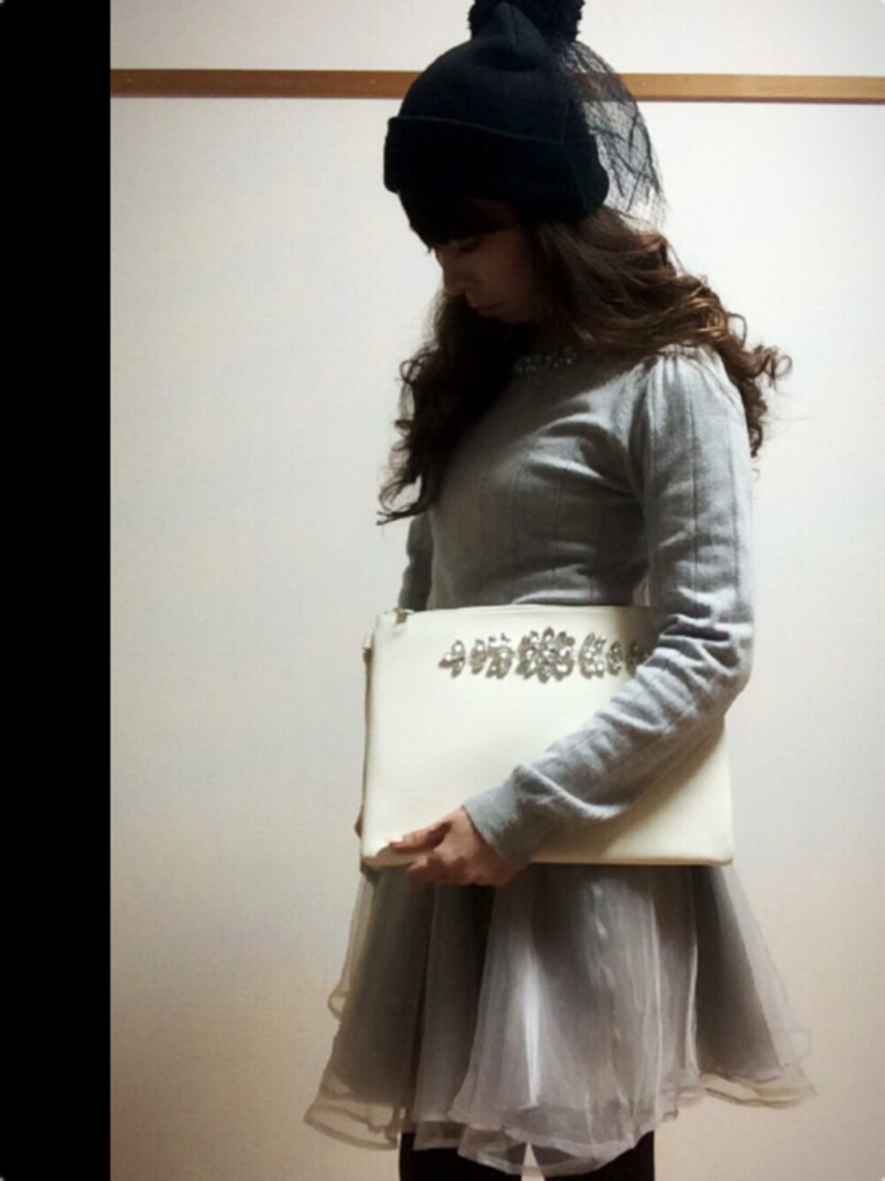 ピンク系のワンピース、ブルー系のワンピース、ブラック系のシューズを着用したメンズの冬コーディネートの1枚目の写真