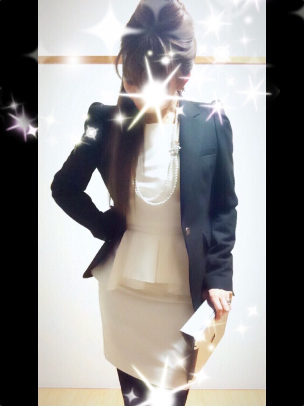 ベージュ系のハンドバッグ、ベージュ系のパンプス、ホワイト系のアナログ腕時計を着用したレディースの冬コーディネートの1枚目の写真