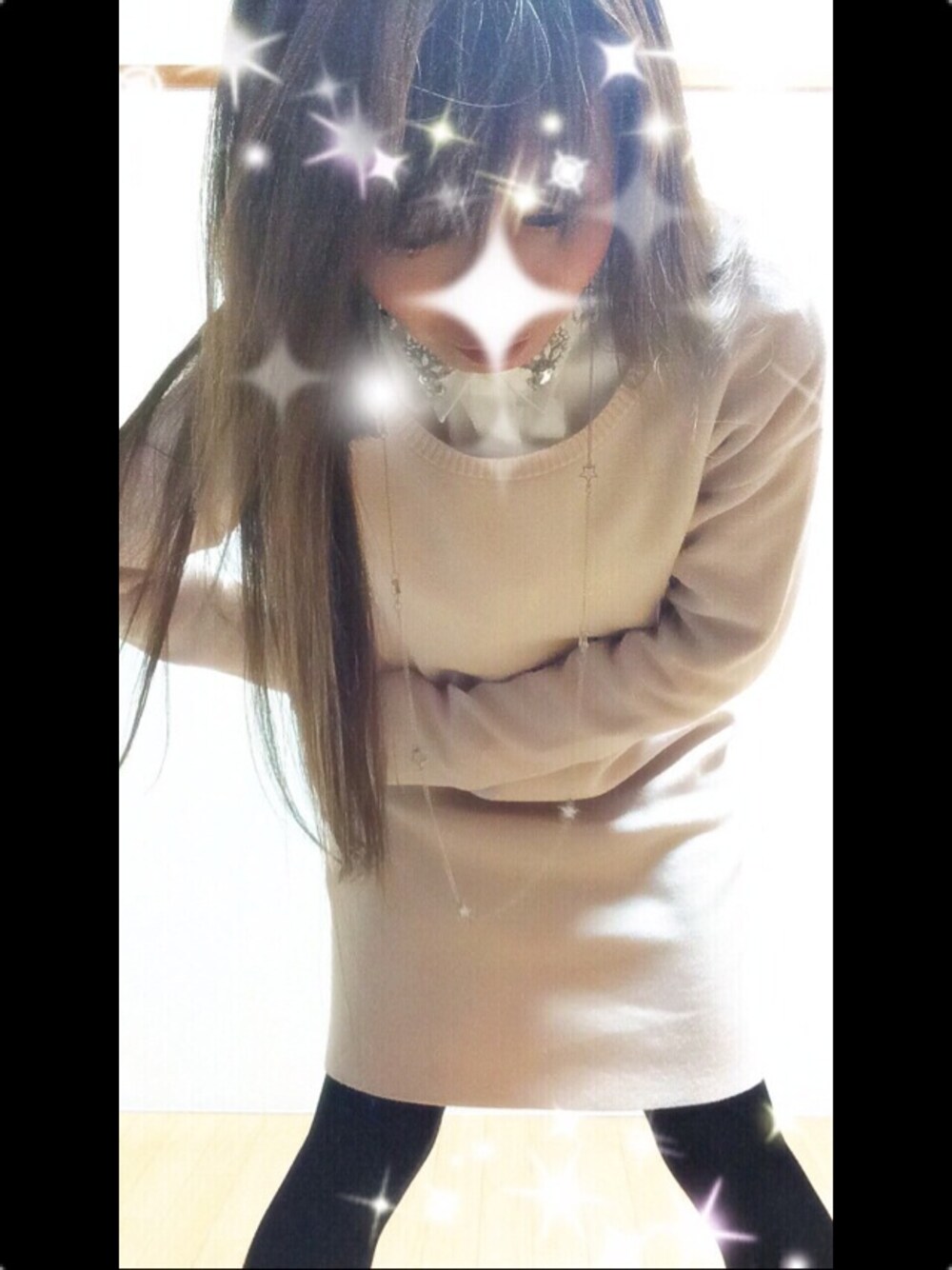 ホワイト系のシャツ/ブラウス、ピンク系のワンピース、ブラック系のブーツを着用したレディースの冬コーディネートの1枚目の写真