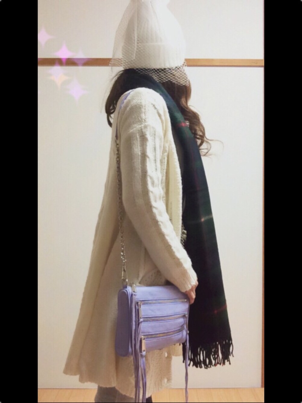 ブラック系のショルダーバッグ、パープル系のショルダーバッグ、ホワイト系のカーディガン/ボレロを着用したレディースの冬コーディネートの1枚目の写真