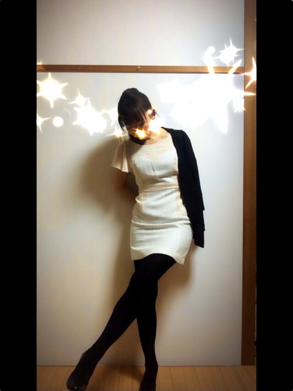 ホワイト系のワンピース、ブラック系のテーラードジャケット、ブラック系のパンプスを着用したレディースの冬コーディネートの1枚目の写真