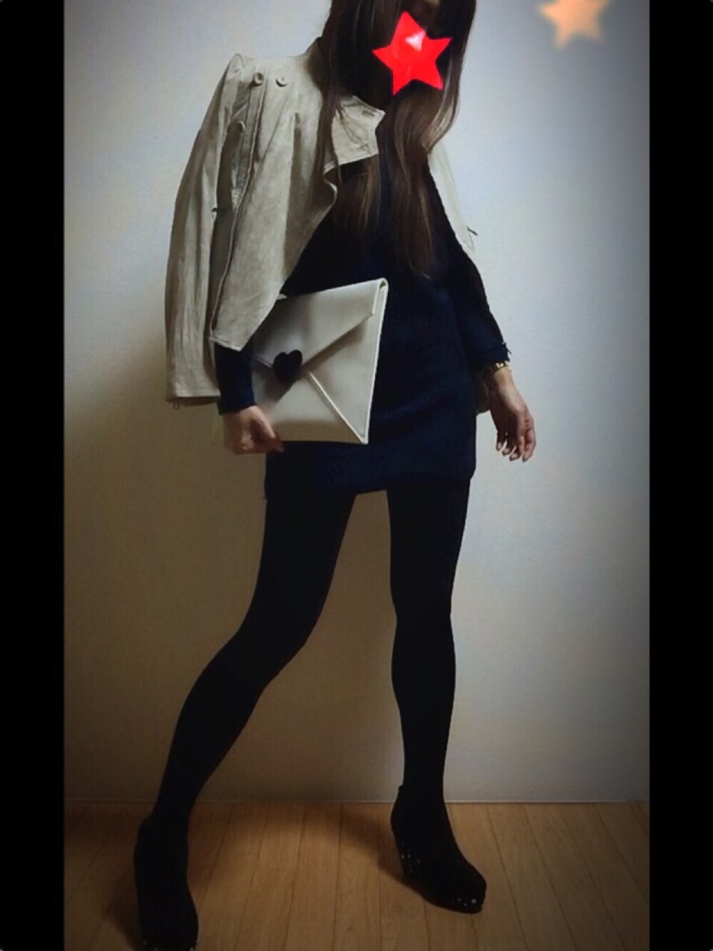 ブラック系のクラッチバッグ、ホワイト系のクラッチバッグ、ベージュ系のライダースジャケットを着用したレディースの冬コーディネートの1枚目の写真