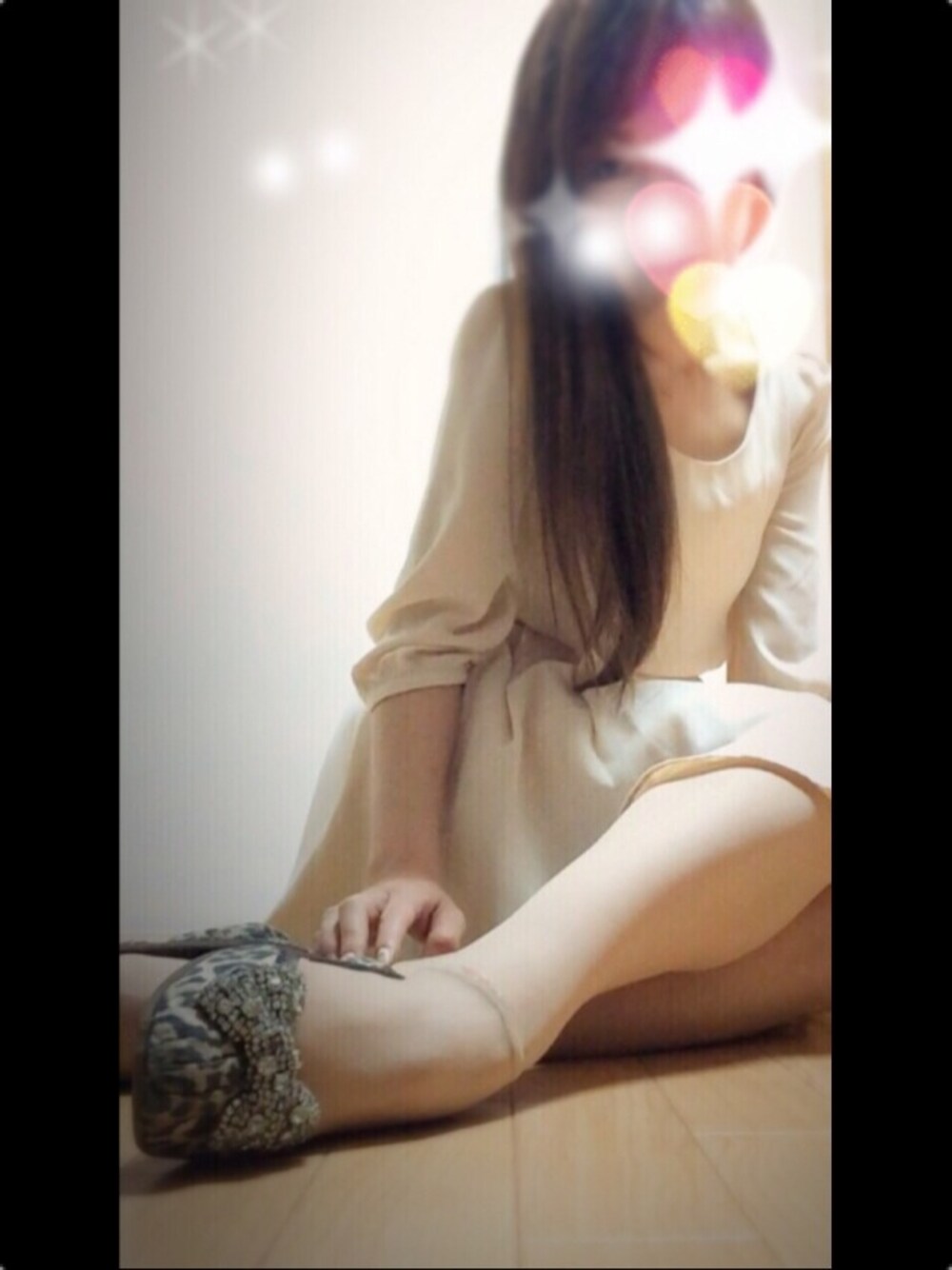 ベージュ系のワンピース、ベージュ系のワンピース、その他のバレエシューズを着用したレディースの冬コーディネートの1枚目の写真