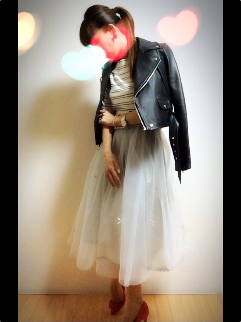 ホワイト系のニット/セーター、ホワイト系のニット/セーター、グリーン系のスカートを着用したレディースの冬コーディネートの1枚目の写真