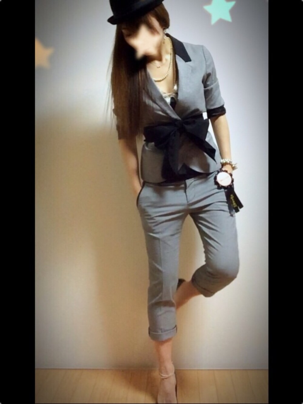 グレー系のセットアップ、グレー系のセットアップ、グレー系のセットアップを着用したレディースの冬コーディネートの1枚目の写真