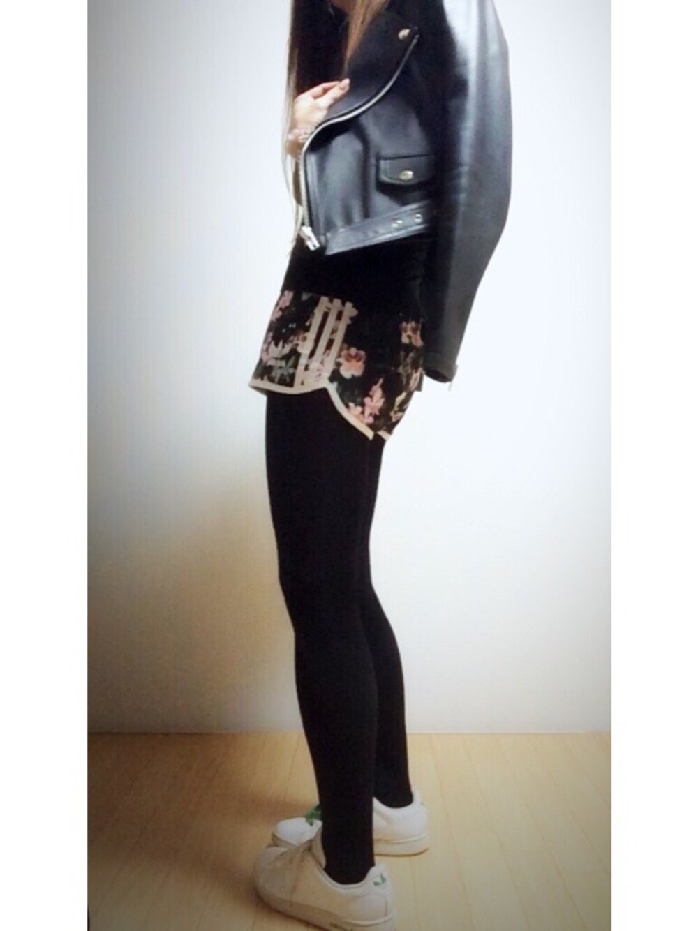 ブラック系のその他パンツ、ホワイト系のスニーカー、ホワイト系のスニーカーを着用したレディースの春コーディネートの1枚目の写真