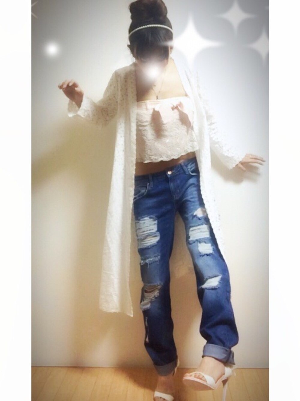 ピンク系のチューブトップ、ホワイト系のサンダル、ホワイト系のカーディガン/ボレロを着用したレディースの春コーディネートの1枚目の写真