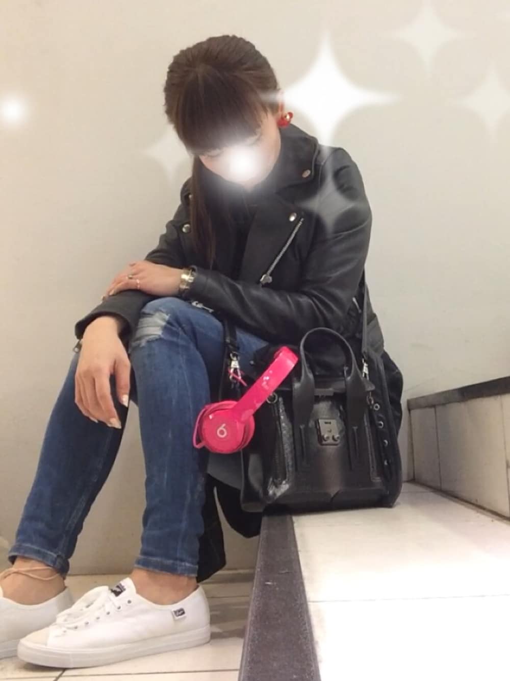 ブラック系のライダースジャケット、グレー系のショルダーバッグ、ブルー系のデニムパンツを着用したレディースの春コーディネートの1枚目の写真