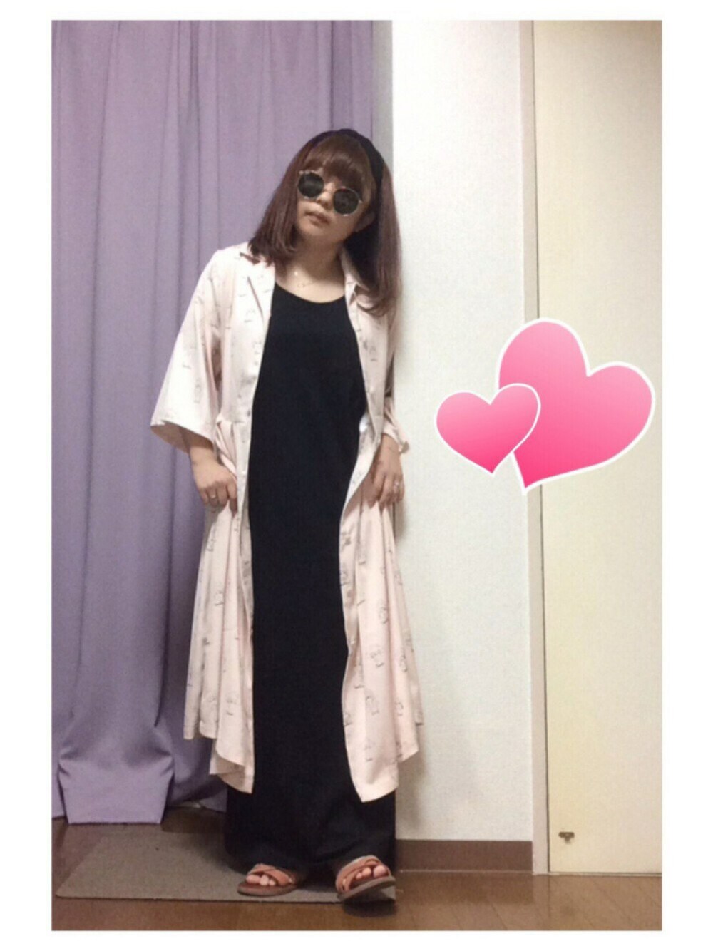 ピンク系のワンピース、ブラック系のワンピース、ブラウン系のサンダルを着用したレディースの夏コーディネートの1枚目の写真