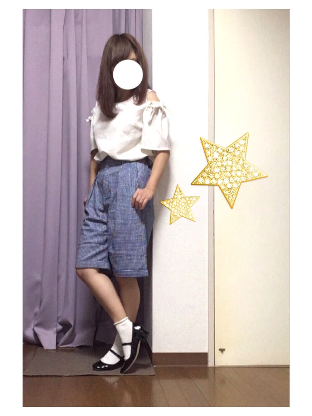 ホワイト系のシャツ/ブラウス、ブルー系のその他パンツ、ブラック系のパンプスを着用したレディースの夏コーディネートの1枚目の写真