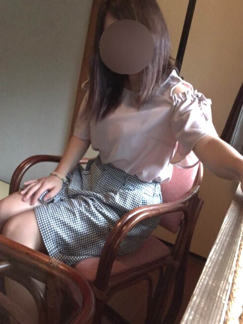 ピンク系のシャツ/ブラウス、ブラック系のその他パンツを着用したレディースの夏コーディネートの1枚目の写真