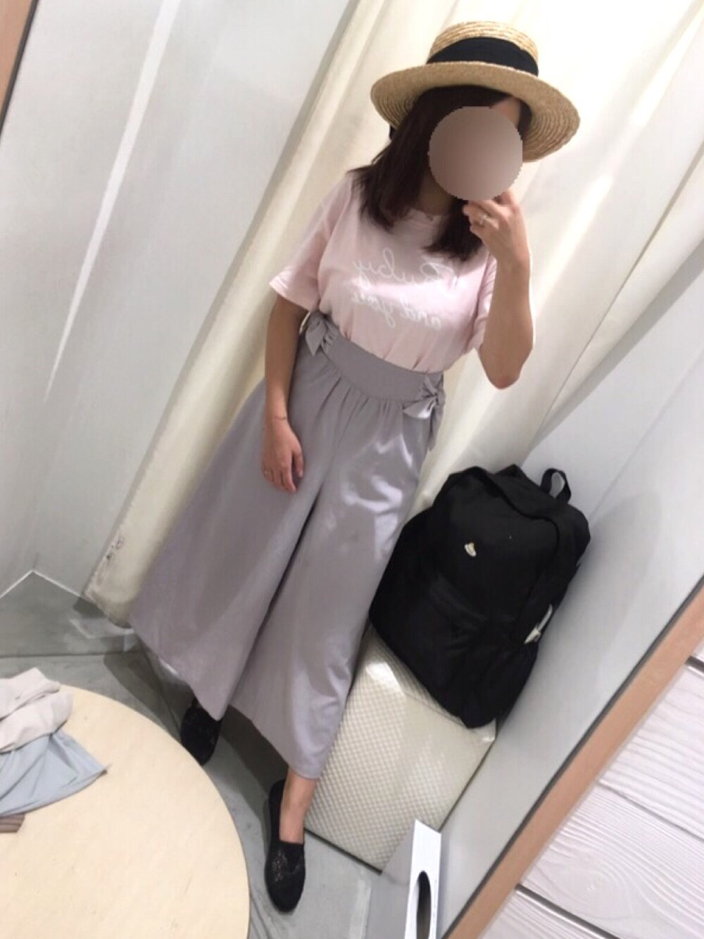 ピンク系のTシャツ/カットソー、ブルー系のその他パンツ、ブラック系のバックパック/リュックを着用したレディースの秋コーディネートの1枚目の写真