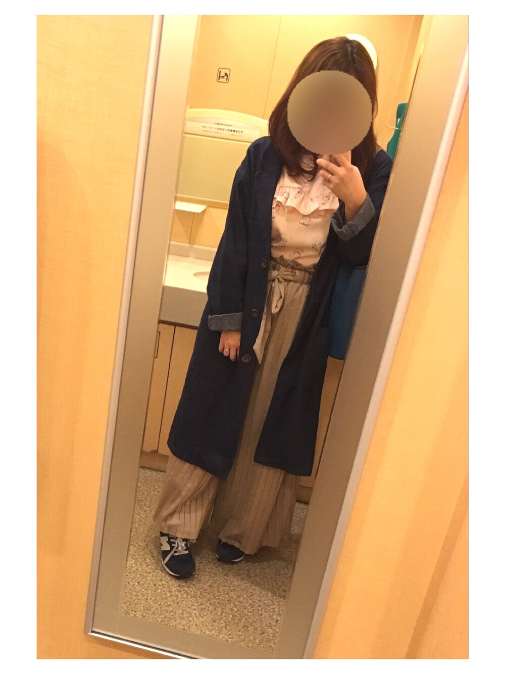 ブルー系のチェスターコート、ピンク系のシャツ/ブラウス、ブルー系のトートバッグを着用したレディースの秋コーディネートの1枚目の写真