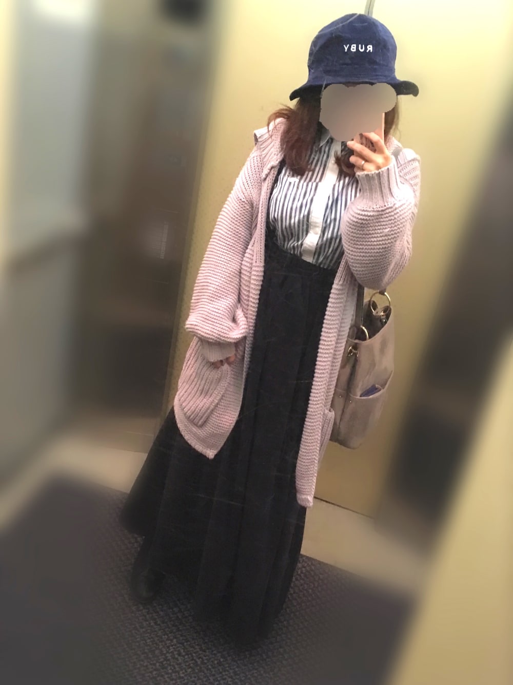パープル系のカーディガン/ボレロ、ホワイト系のシャツ/ブラウス、ブルー系のサロペット/オーバーオールを着用したレディースの秋コーディネートの1枚目の写真