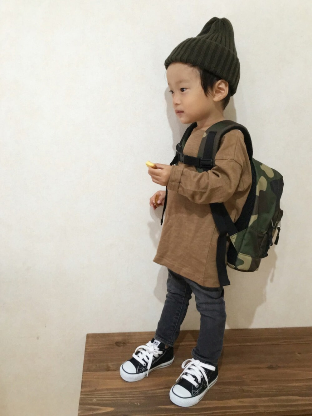 「秋のコーデ、キッズコーデ」｜「babyGAPのアイテム（その他パンツ、ブラック系）」を使った、aoiさん（キッズ・90cm）の秋コーディネートの1枚目の写真