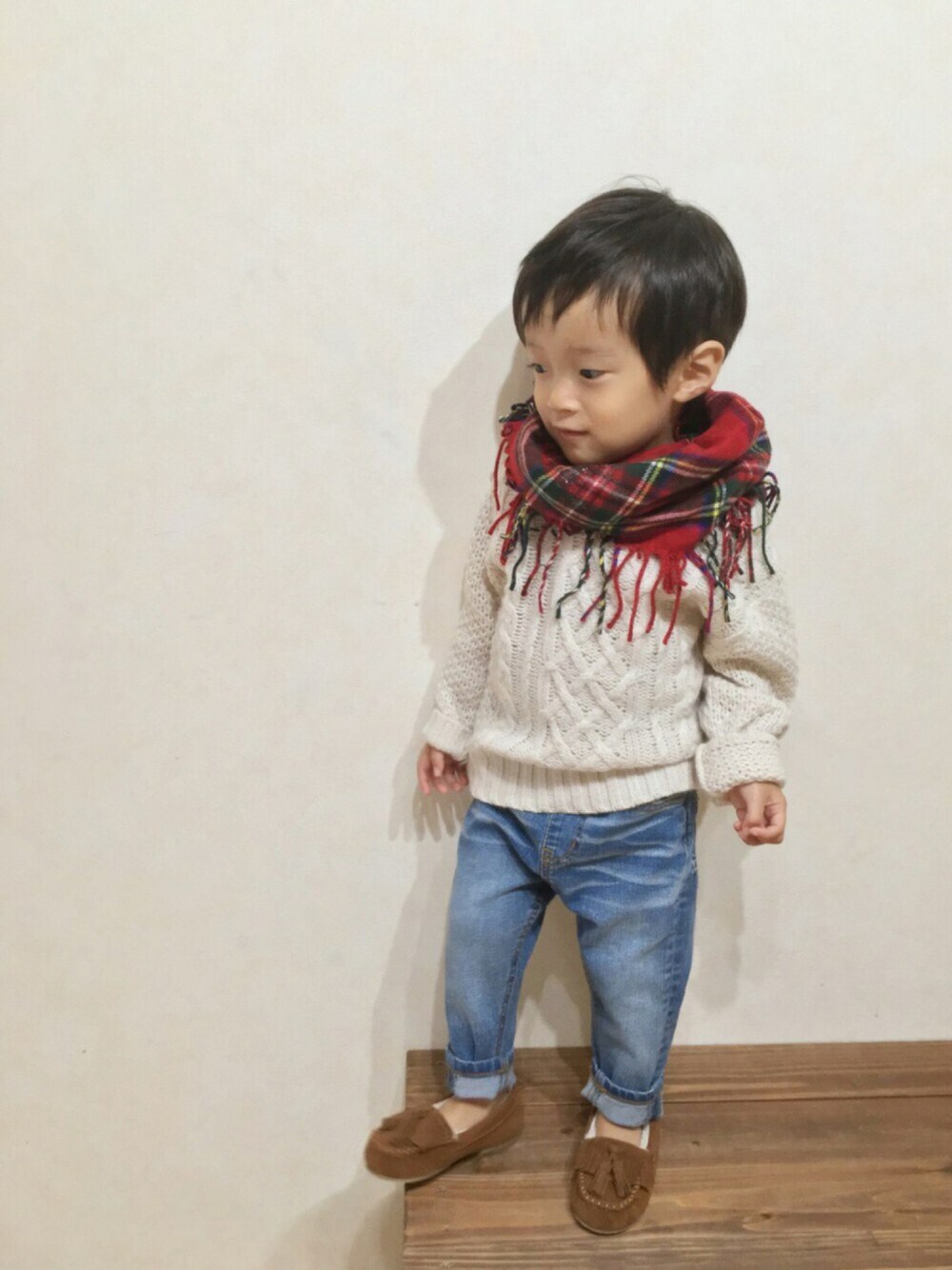 「マフラー、ニット、デニム、おとこのこ」｜「petit mainのフリンジモカシン（モカシン/デッキシューズ、イエロー系）」を使った、aoiさん（キッズ・90cm）の秋コーディネートの1枚目の写真