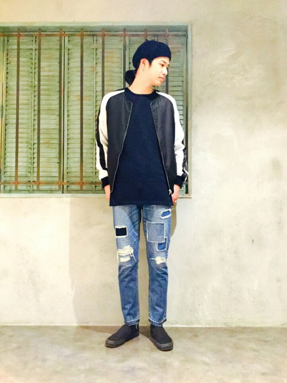 ブラック系のブルゾン、ブラック系のニット/セーター、ブルー系のデニムパンツを着用したメンズの春コーディネートの1枚目の写真