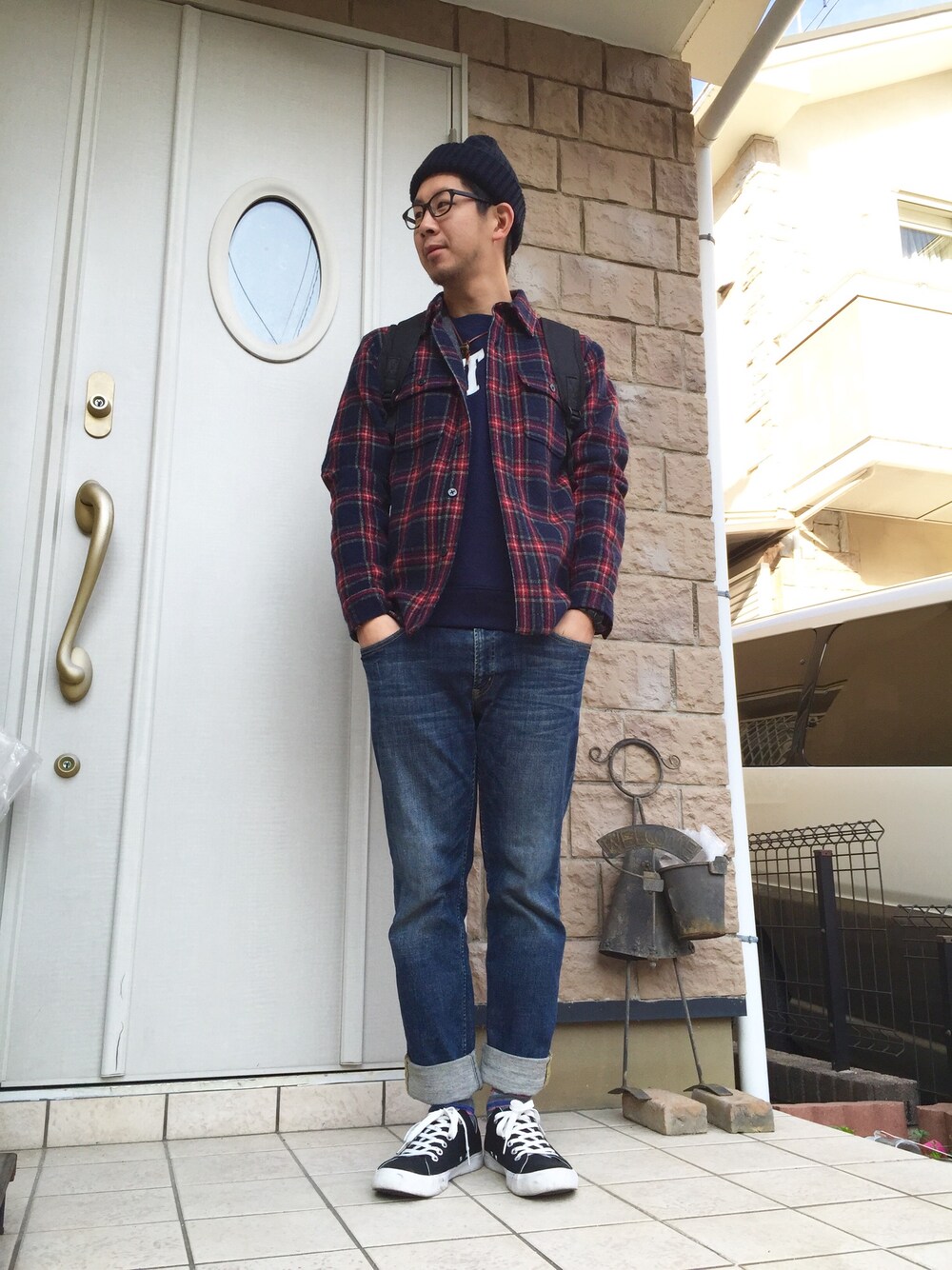 ブラック系のシューズ、レッド系のジャケット/アウター、ブルー系のスウェットを着用したメンズの冬コーディネートの1枚目の写真