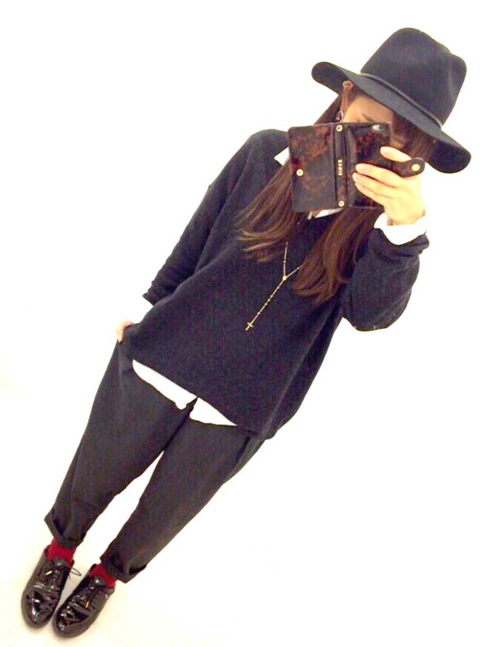 「さしいろ、赤、3色コーデ、niko and ...、雨の日コーデ、モノトーン、低身長、ootd、ゆるコーデ」｜「niko and...のオリジナル 中折れツバヒロ８ハット【niko and...】（ハット、ブラック系）」を使った、kanakoさん（レディース・152cm）の秋コーディネートの1枚目の写真