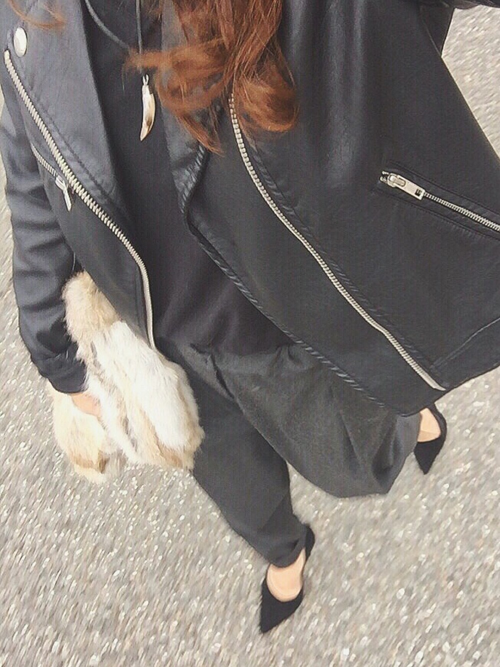 「ootd、ファークラッチ、ライダース、ジャケット、ピンヒール、fashion、ダークカラー、ブラックコーデ、ブラック」｜「OZOCのフェイクレザーライダースジャケット（ライダースジャケット、ブラック系）」を使った、kanakoさん（レディース・152cm）の秋コーディネートの1枚目の写真