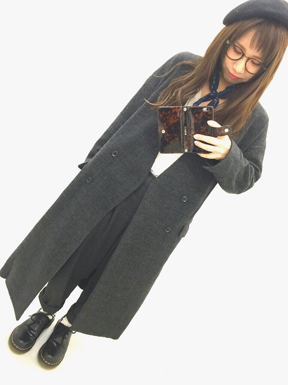 その他のチェスターコート、グレー系のその他パンツ、ブラック系のブーツを着用したレディースの秋コーディネートの1枚目の写真