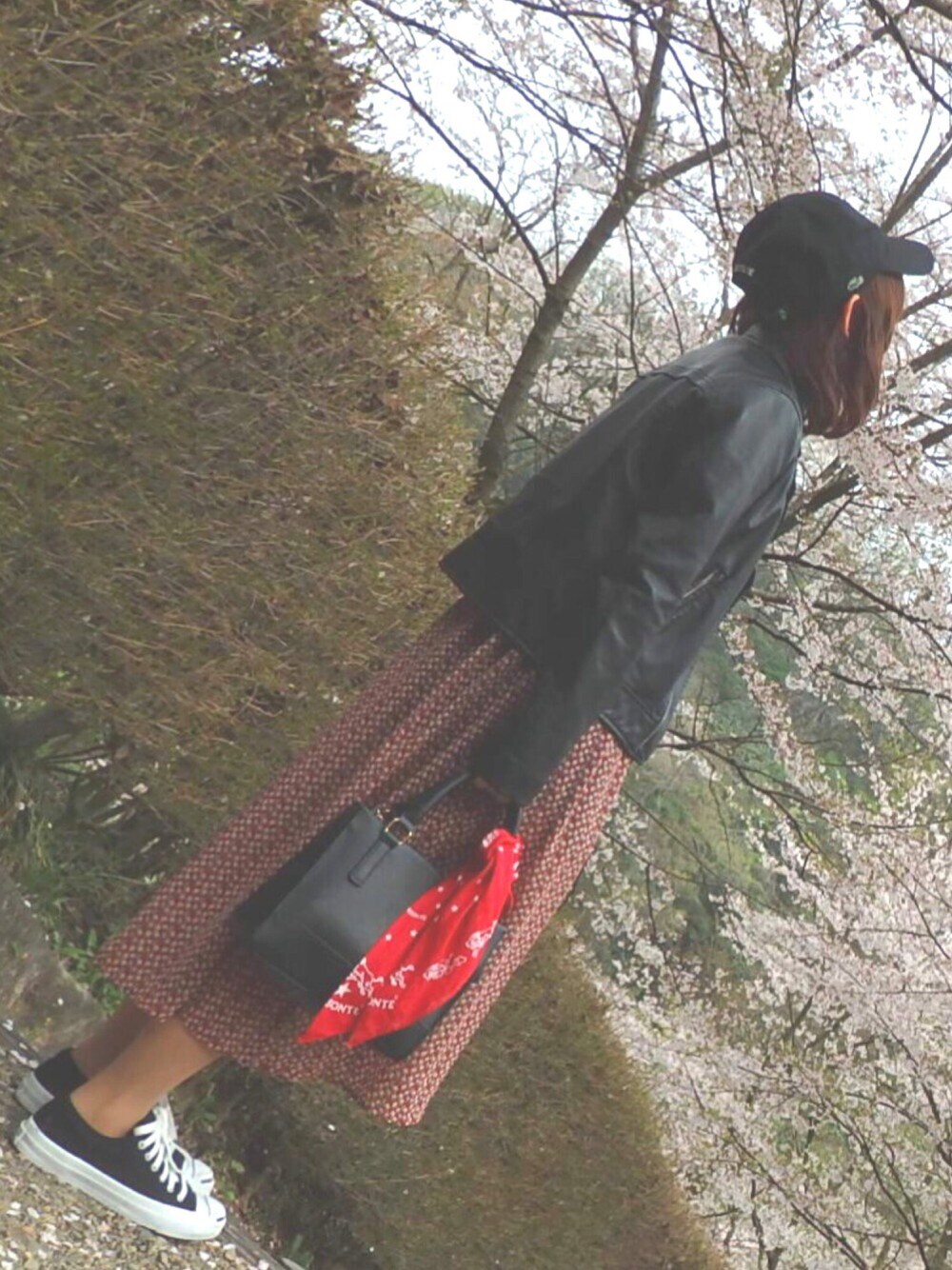 「シンプルコーデ、ゆるコーデ、大人カジュアル、花柄、花柄ワンピース、ライダース、キャップ、コンバース」｜「OZOCのフェイクレザーライダースジャケット（ライダースジャケット、ブラック系）」を使った、kanakoさん（レディース・152cm）の春コーディネートの1枚目の写真