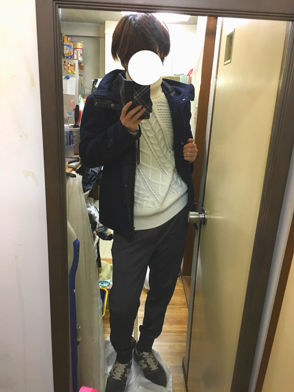 ブルー系のダッフルコート、ホワイト系のニット/セーター、グレー系のその他パンツを着用したメンズの秋コーディネートの1枚目の写真