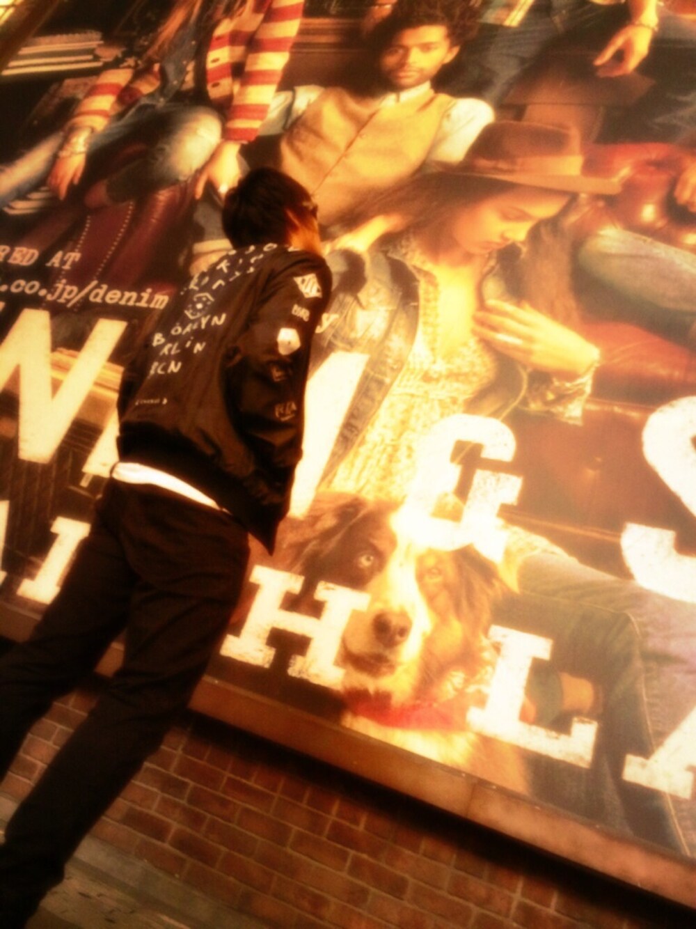 ブラック系のブルゾン、ホワイト系のTシャツ/カットソー、ブラック系のその他パンツを着用したメンズの夏コーディネートの1枚目の写真