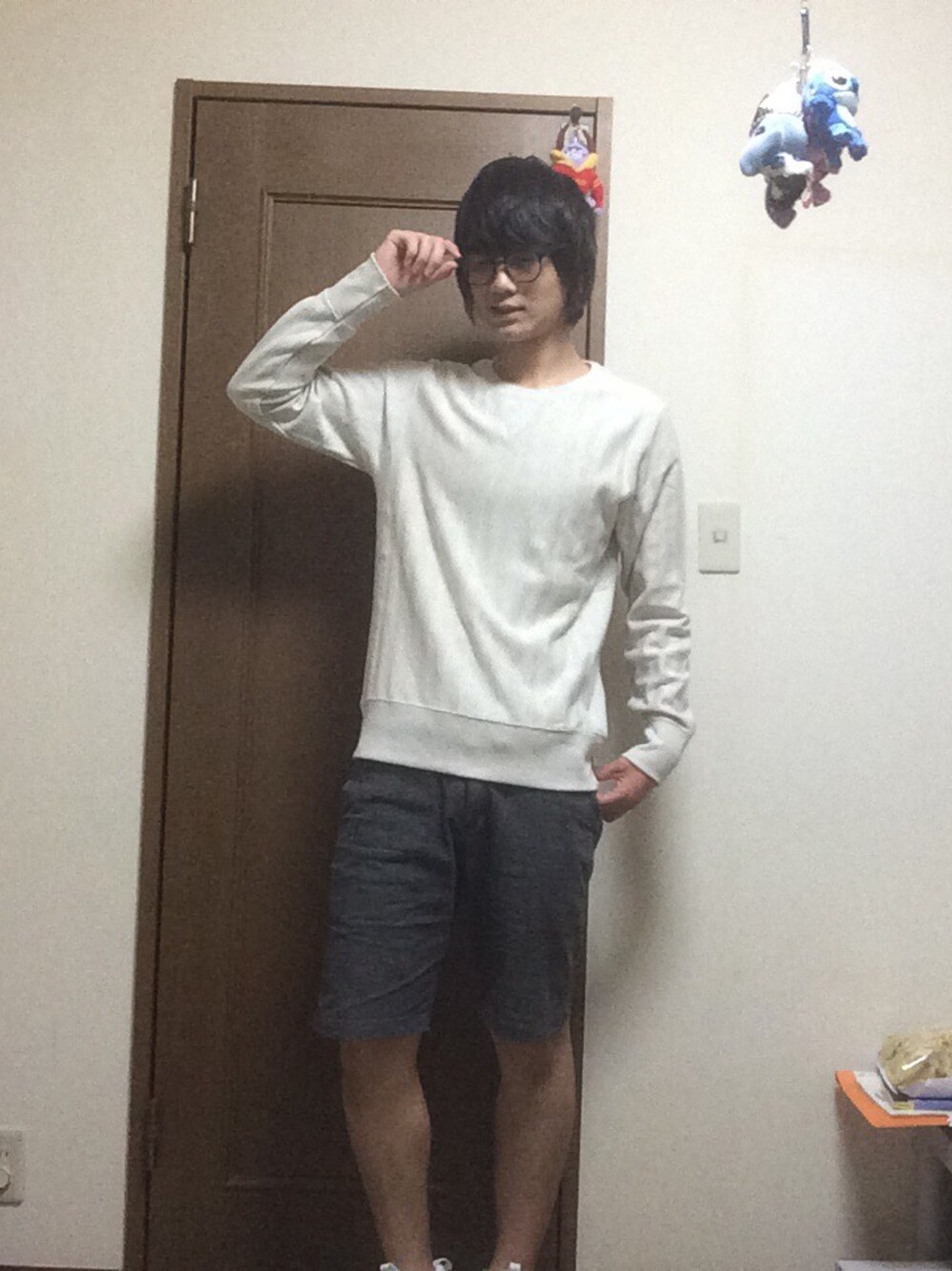 ホワイト系のスウェット、グレー系のその他パンツ、ホワイト系のスニーカーを着用したメンズの秋コーディネートの1枚目の写真