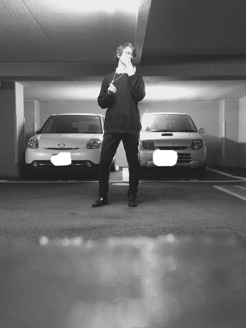 ホワイト系のシャツ/ブラウス、ブラック系のその他パンツ、ブラック系のニット/セーターを着用したメンズの秋コーディネートの1枚目の写真