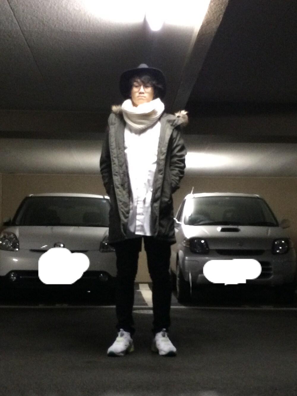 ホワイト系のシャツ/ブラウス、ブラック系のその他パンツ、ホワイト系のスニーカーを着用したメンズの秋コーディネートの1枚目の写真