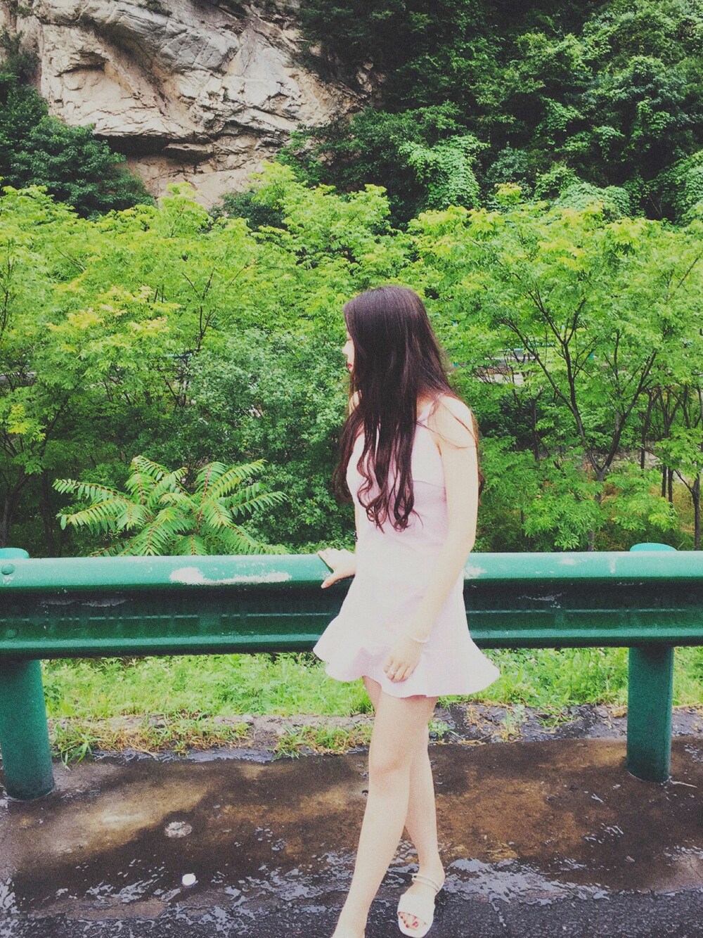 ピンク系のワンピースを着用したレディースの夏コーディネートの1枚目の写真