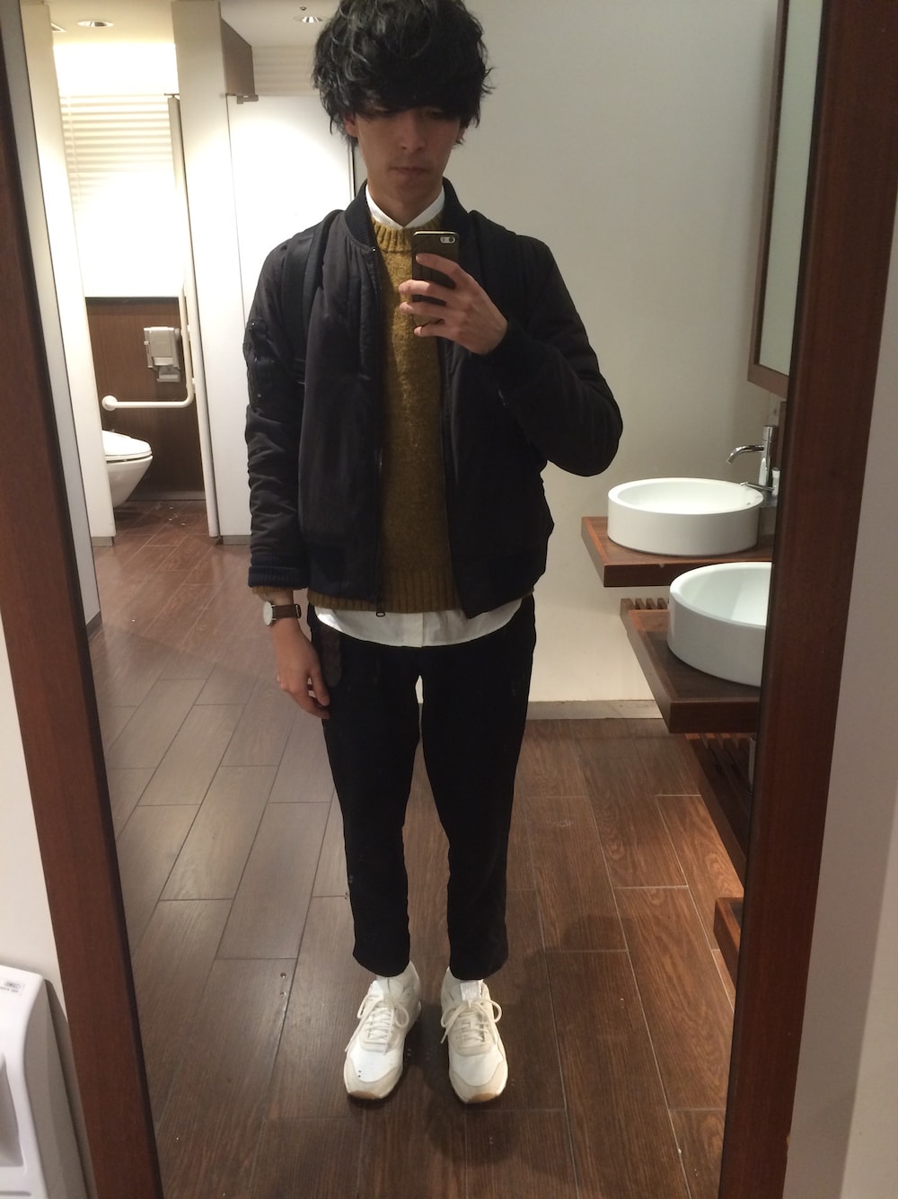 「Daniel Wellington、ダニエルウェリントン、コムデギャルソン、ルメールコラボ、MAISON KITSUNE、MA-1、白スニーカー、cote&ciel」｜「UNITED ARROWSのアイテム（ブルゾン、ブラック系）」を使った、まさん（メンズ・178cm）の秋コーディネートの1枚目の写真