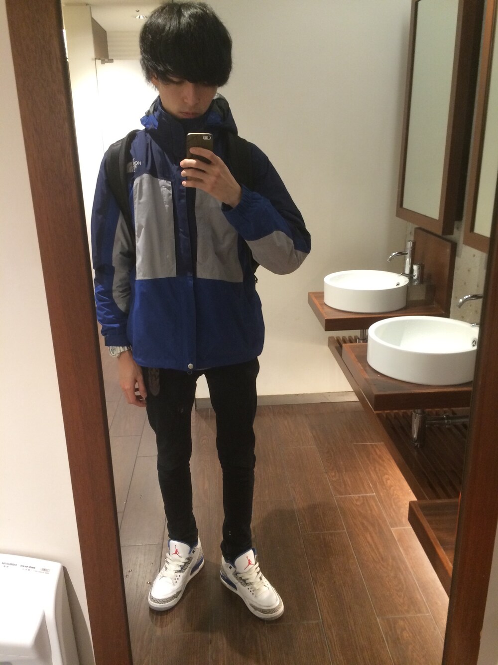 「ノースフェイス、マウンテンパーカー、ヌーディージーンズ、AIR JORDAN」｜「THE NORTH FACEのアイテム（ナイロンジャケット、ブルー系）」を使った、まさん（メンズ・178cm）の秋コーディネートの1枚目の写真