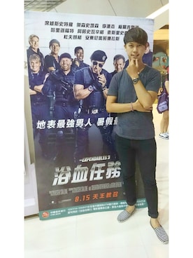 「UNIQLO（ユニクロ）のアイテム（Tシャツ/カットソー、グレー系）」を使った、wong wei yaoさん（メンズ・183cm）の夏コーディネート