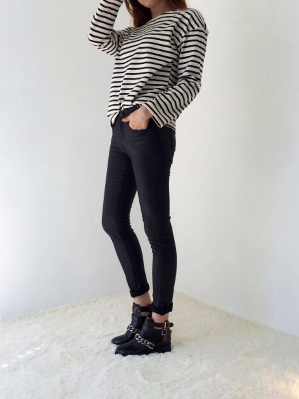 「패션、pants、fashion、WOMEN、girl」｜「TAKEITEASYのアイテム（デニムパンツ、ブラック系）」を使った、LINAさん（レディース・163cm）の秋コーディネートの1枚目の写真