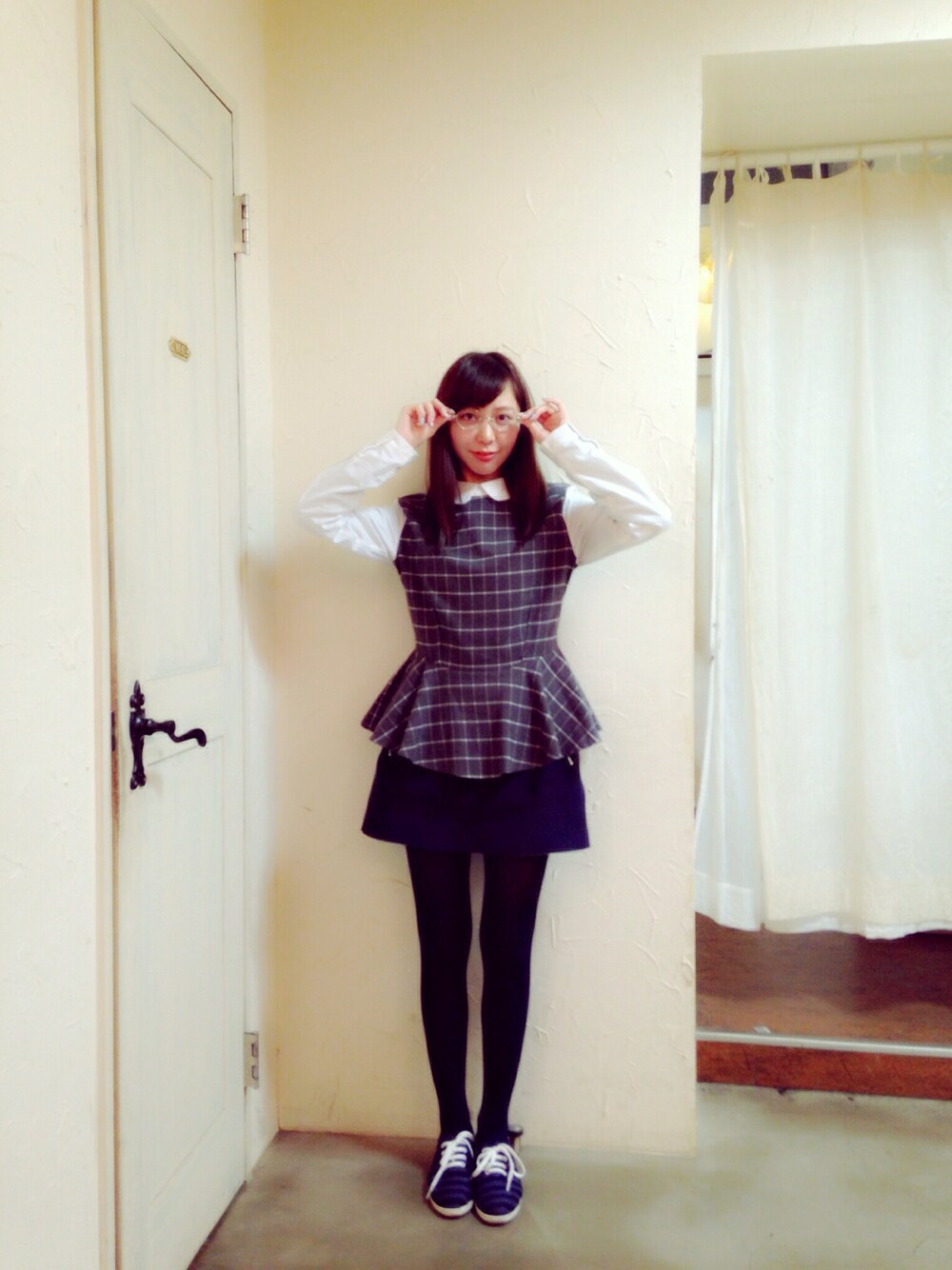 「made in HEAVEN、Cry.、chelsea」｜「shoes（スニーカー、ブルー系）」を使った、木村ミサさん（レディース・155cm）の冬コーディネートの1枚目の写真