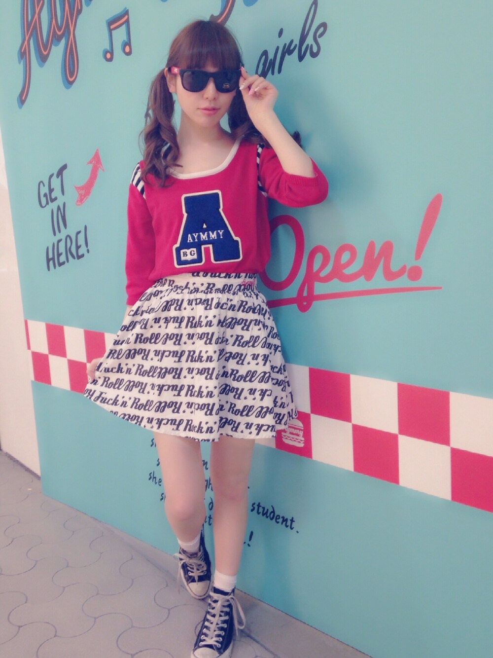 「outfit、convease、Aymmy in the batty girls」｜「CONVERSEのHI TOPS（シューズ、ブラック系）」を使った、木村ミサさん（レディース・155cm）の春コーディネートの1枚目の写真