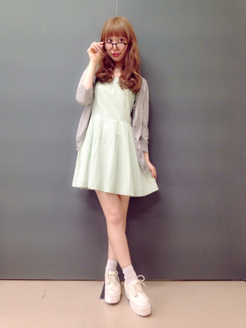 「ワンピース、I am I、goocy、BEAMS、ギンガムチェック、cheap monday、MILKFED.、木村ミサ」｜「CHEAP MONDAYのTractor hidden（ブーツ、ホワイト系）」を使った、木村ミサさん（レディース・155cm）の夏コーディネートの1枚目の写真
