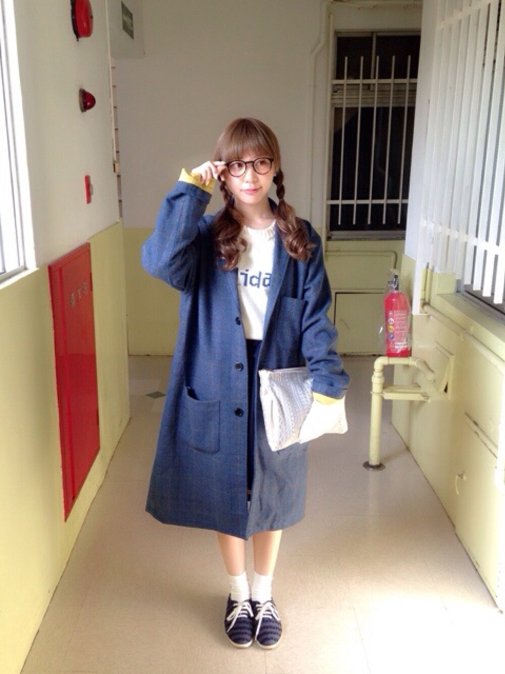 「クラッチバッグ、outfit、チェスターコート、チェック、ニット、木村ミサ、mystic、HIGHLA、Ray Cassin、Dot＆Stripes CHILD　WOMAN」｜「HIGHLAのアイテム（チェスターコート、ブルー系）」を使った、木村ミサさん（レディース・155cm）の秋コーディネートの1枚目の写真