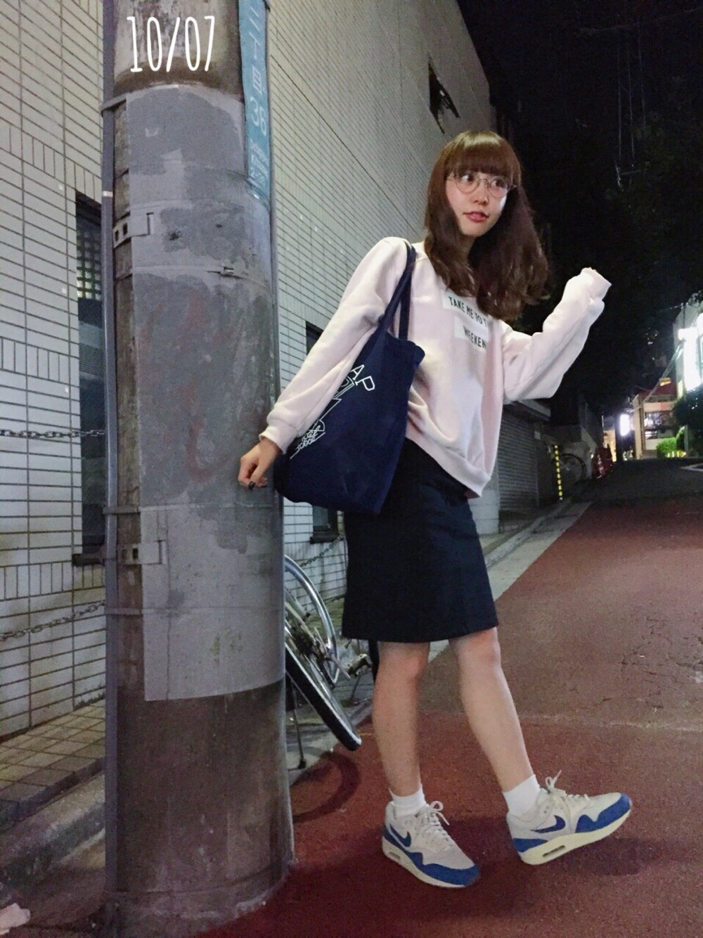 「NIKE、めがね、スニーカー、179/WG、MID by MIDWEST、デニムスカート」｜「lyrical schoolのアイテム（トートバッグ、ブルー系）」を使った、木村ミサさん（レディース・155cm）の秋コーディネートの1枚目の写真