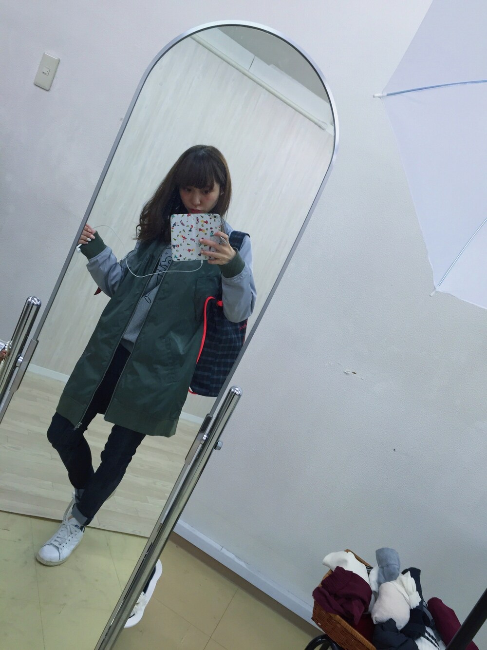 「earth music&ecology、Aymmy in the batty girls、casselini、カジュアル、スキニーデニム、MA-1、スウェット、BEAMS」｜「Casseliniのアイテム（トートバッグ、その他）」を使った、木村ミサさん（レディース・155cm）の秋コーディネートの1枚目の写真