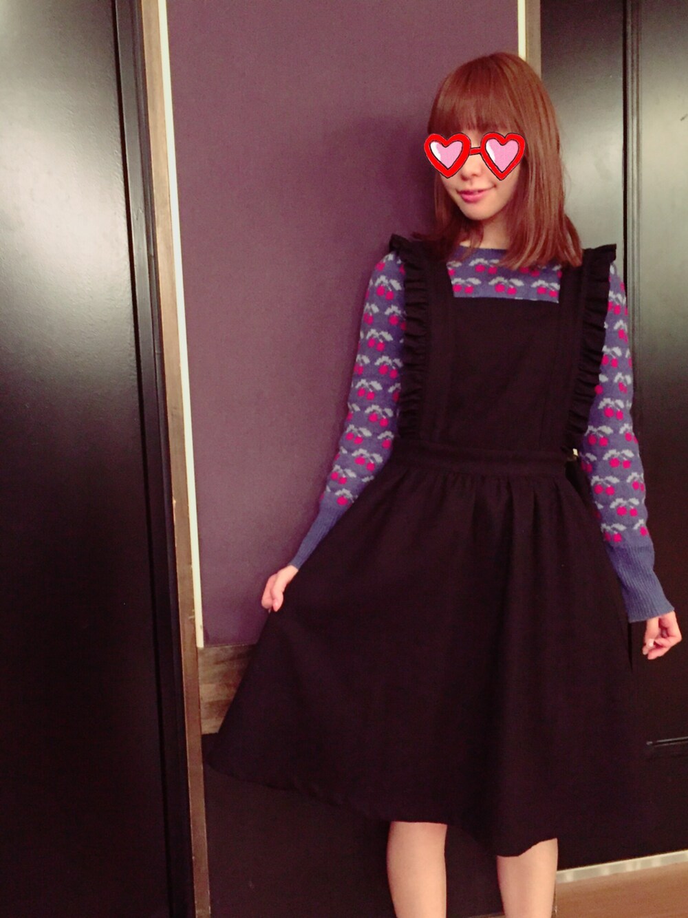 ブルー系のニット/セーター、ブラック系のワンピースを着用したレディースの冬コーディネートの1枚目の写真