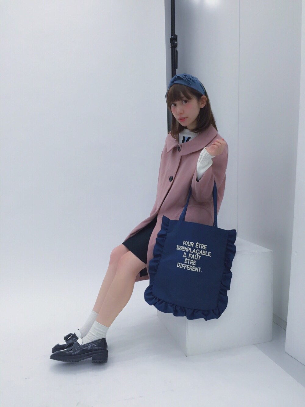 「peu pres、earth music&ecology、goocy、MIDWEST、PAMEO POSE」｜「PAMEO POSEのCLOUD KNIT TOP（ニット/セーター、ブルー系）」を使った、木村ミサさん（レディース・155cm）の春コーディネートの1枚目の写真