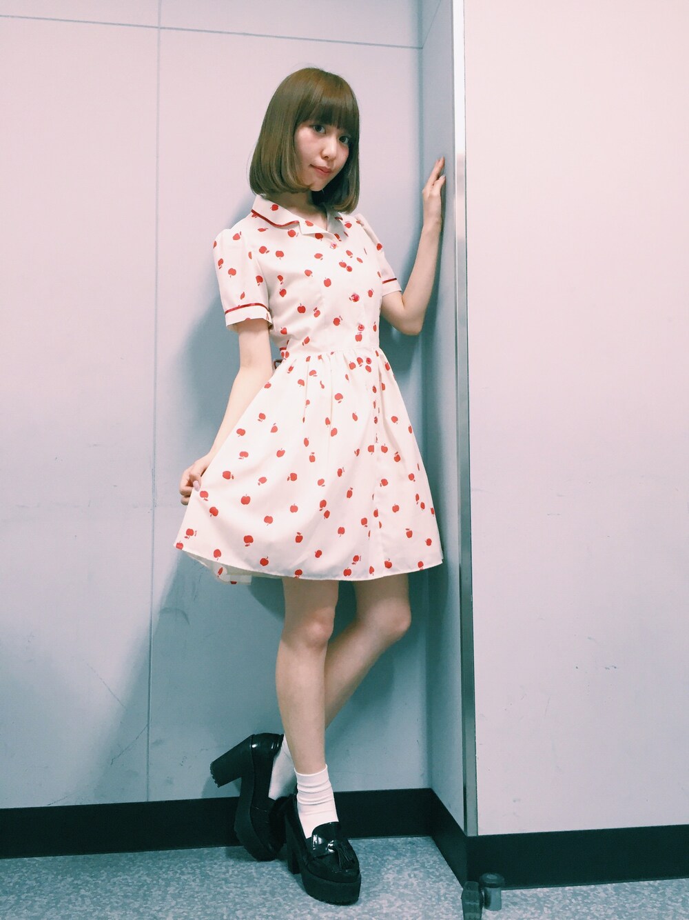 「りんご、フルーツ柄、milk、goocy」｜「MILKのLittele アップル ドレス（ワンピース、ホワイト系）」を使った、木村ミサさん（レディース・155cm）の春コーディネートの1枚目の写真